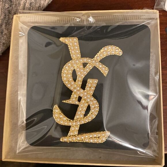 Classic Pearl Brooch - Picture 7 of 7